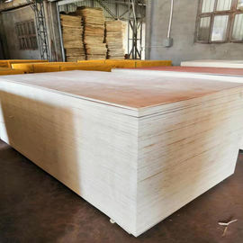 الصين E1 الغراء Okoume الخشب الرقائقي الديكور والأثاث ، دائم الخشب الرقائقي 9MM مصنع