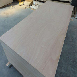الصين 4MM Okoume القشرة الخشبية التجارية الصف الخشب الرقائقي E1 الغراء كامل الحور الأساسية مصنع